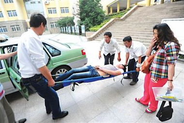 男生一瘸一拐出考场家长飞奔搀扶